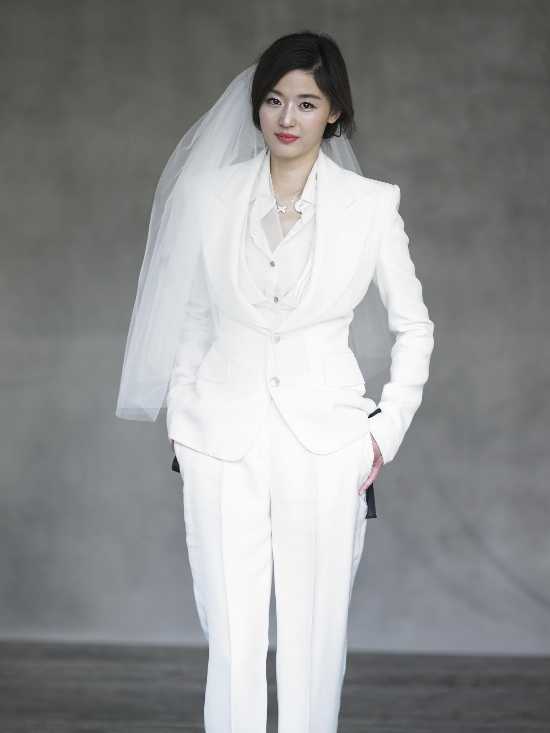 화이트 수트와 웨딩 베일을 착용한 전지현