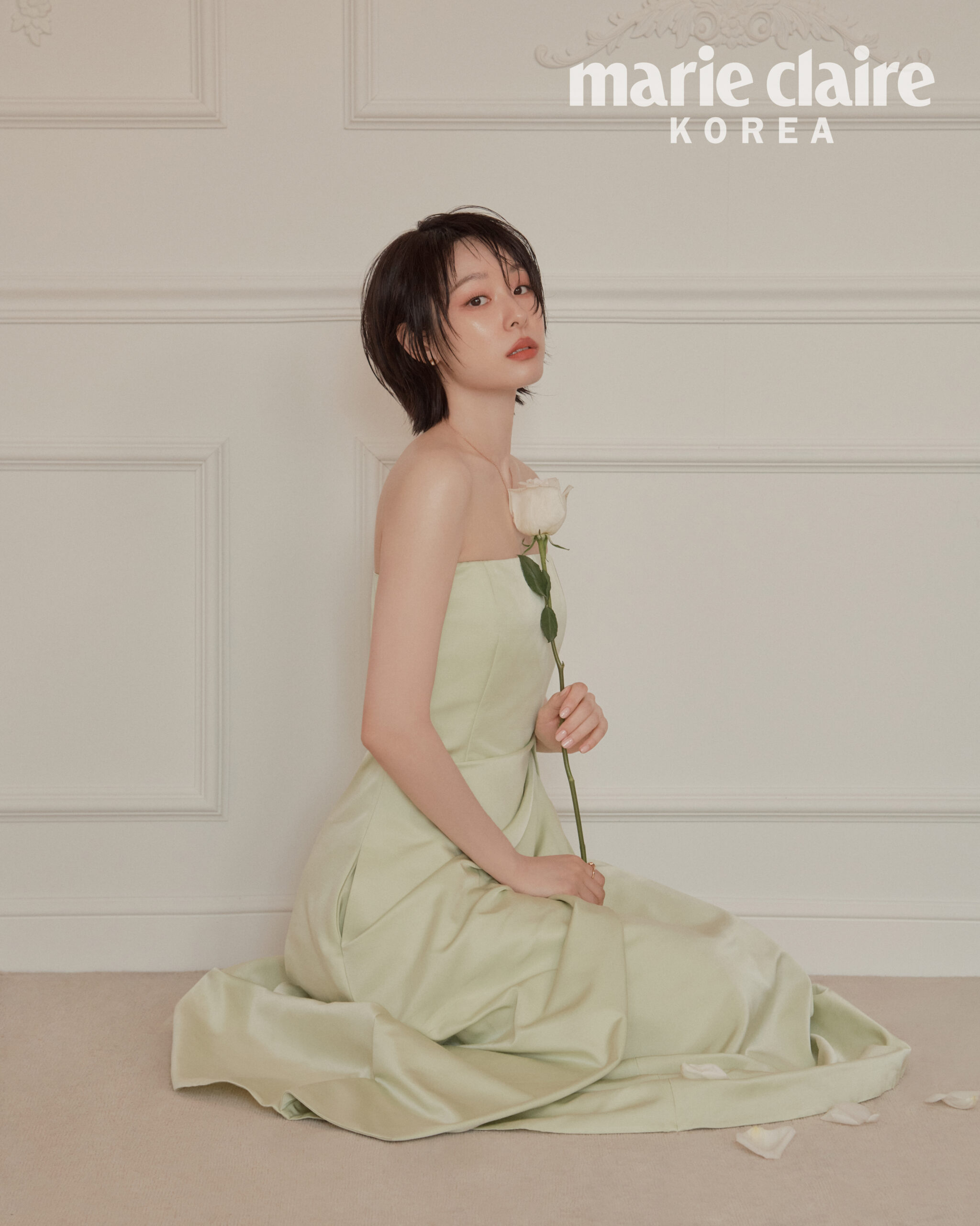 마리끌레르 2026년 9월호 표지에서 짧은 흑발 스타일을 선보인 김연아
