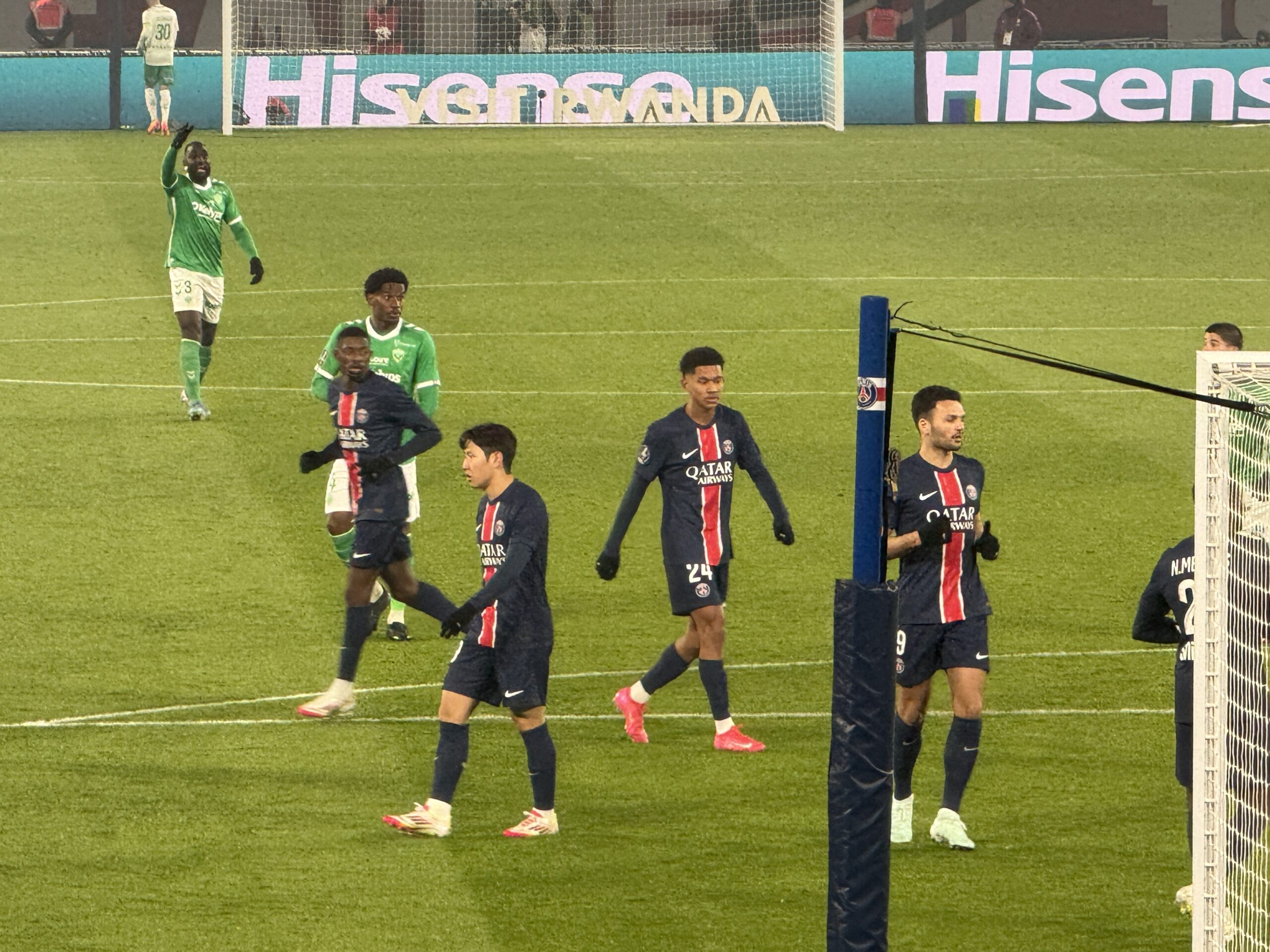 2025년 PSG 경기에서 동료들과 함께 있는 이강인