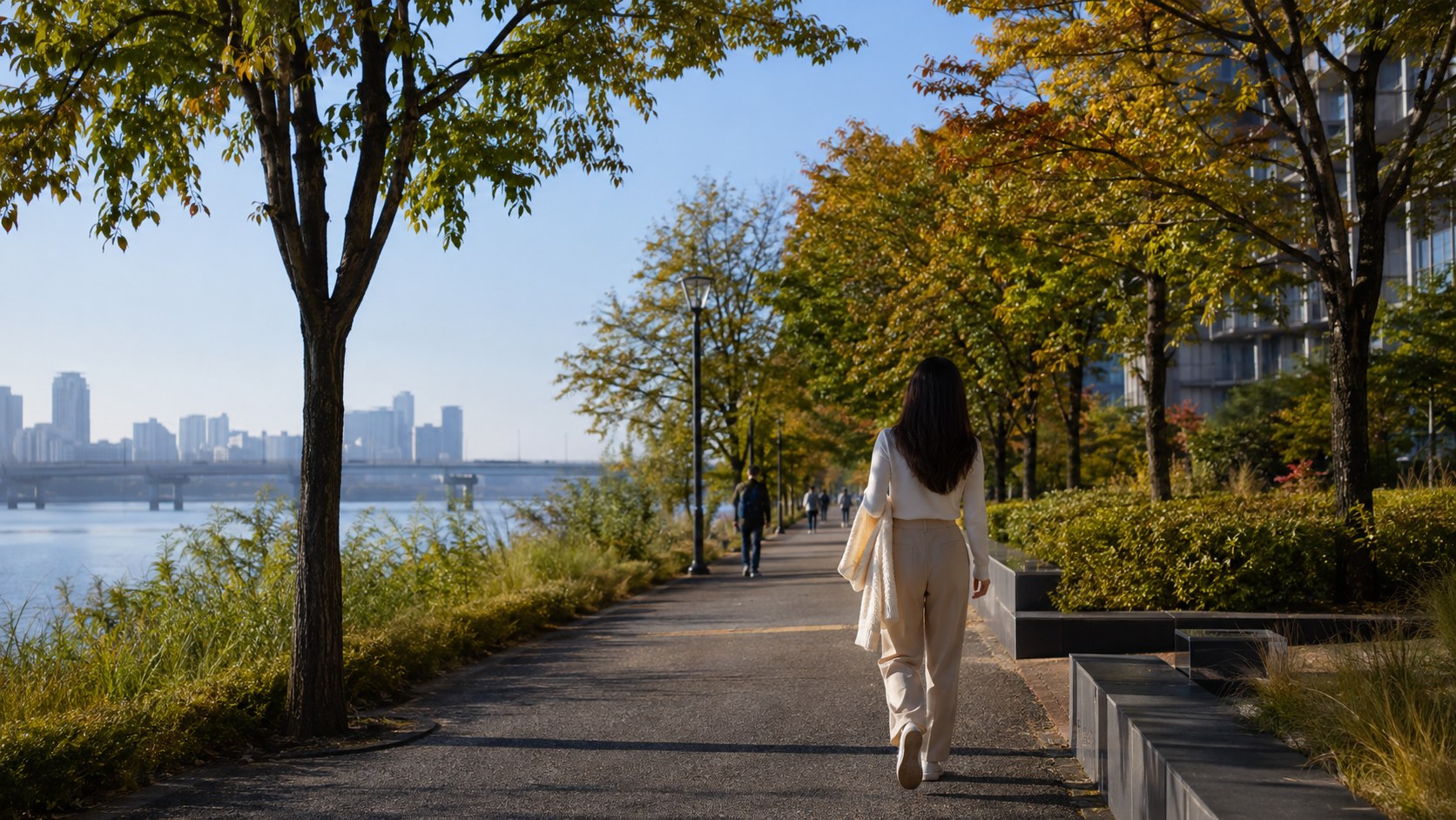 초가을 아침 얇은 겉옷을 입고 걷는 출근길을 표현한 편집 이미지