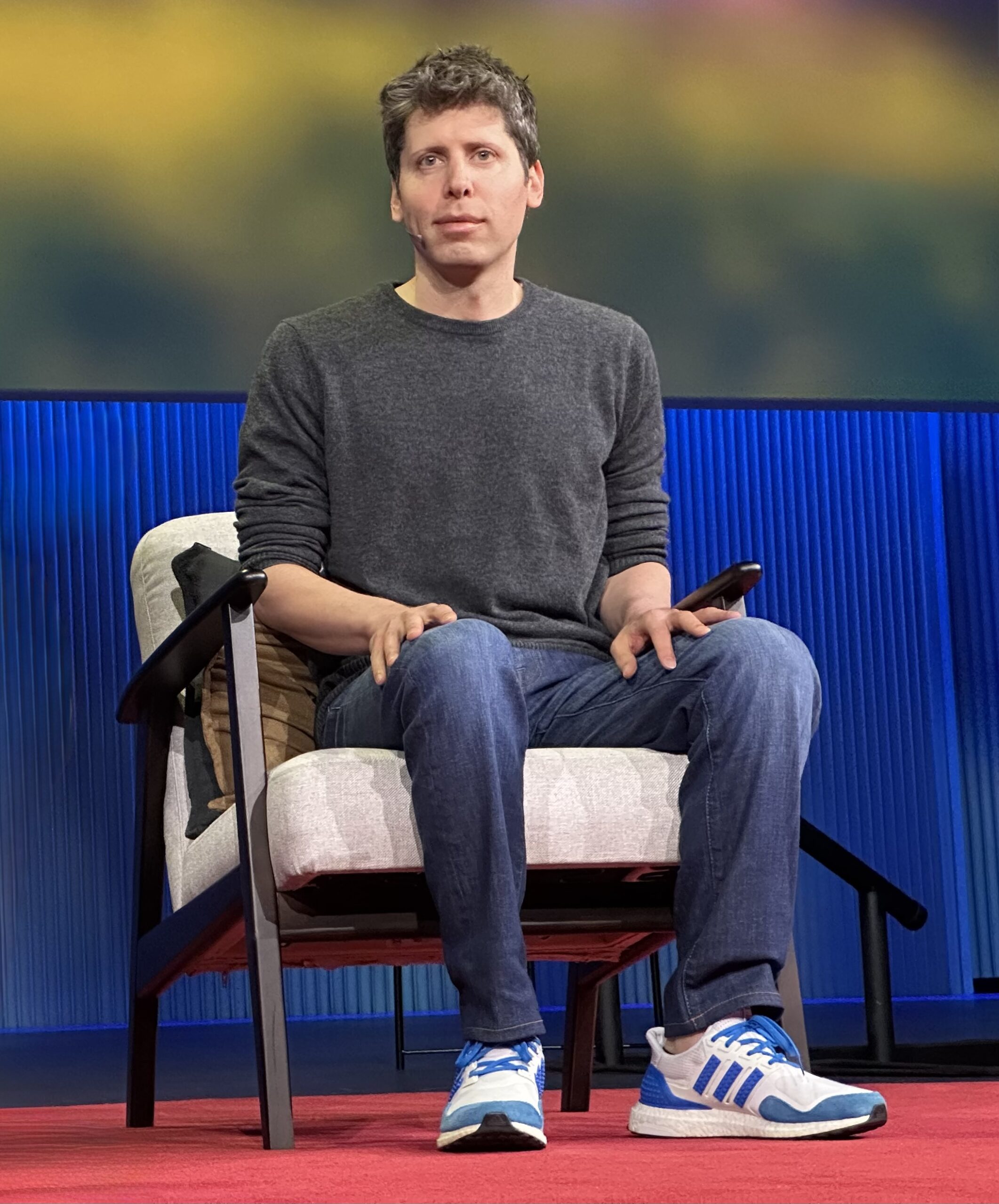샘 올트먼 오픈AI CEO가 2025년 TED 행사 무대에 앉아 있는 모습
