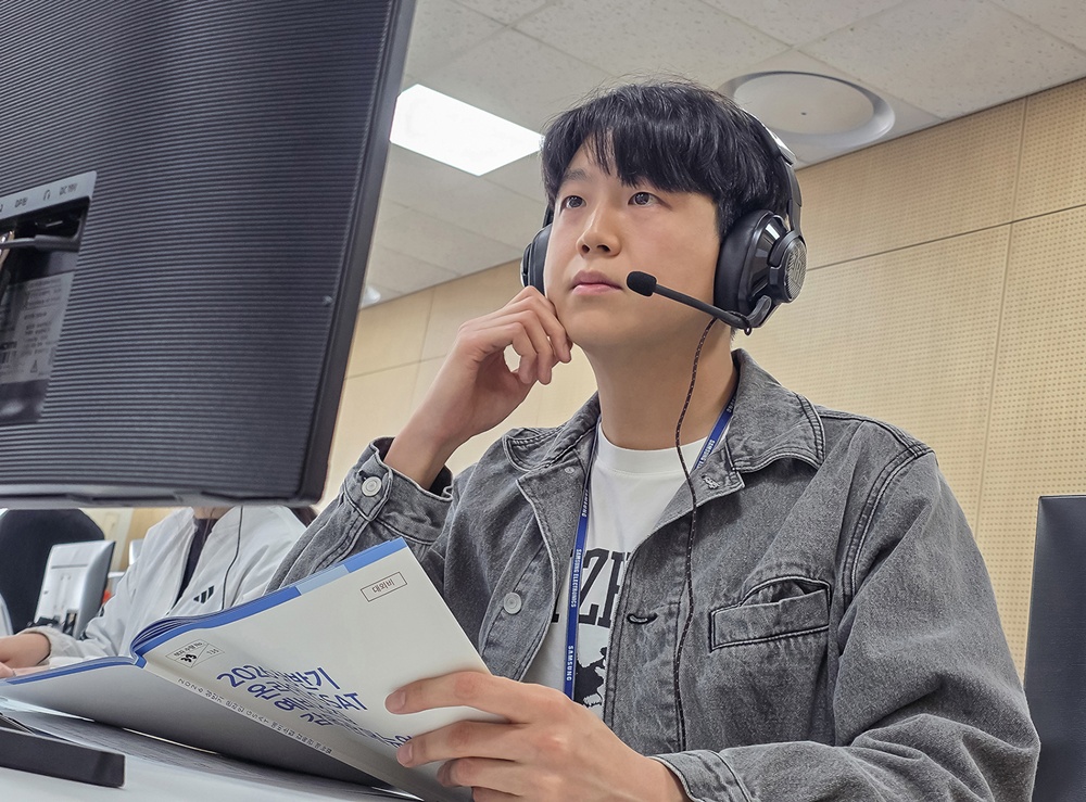 헤드셋을 착용하고 GSAT 예비 소집을 진행하는 삼성전자 감독관, 2026년 4월 자료사진