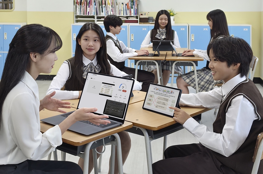 삼성 공식 제공 사진: 갤럭시 클래스룸으로 학생 기기를 모둠별로 관리하는 수업 시연