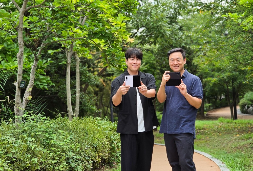갤럭시 카메라 개발 박상욱 프로와 삼성리서치 김영걸 프로가 갤럭시를 들고 있는 공식 사진