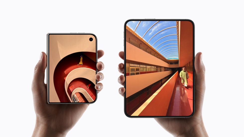손에 든 아이폰 Duo의 접힌 상태와 펼친 상태 화면 크기 비교. Apple 제공.