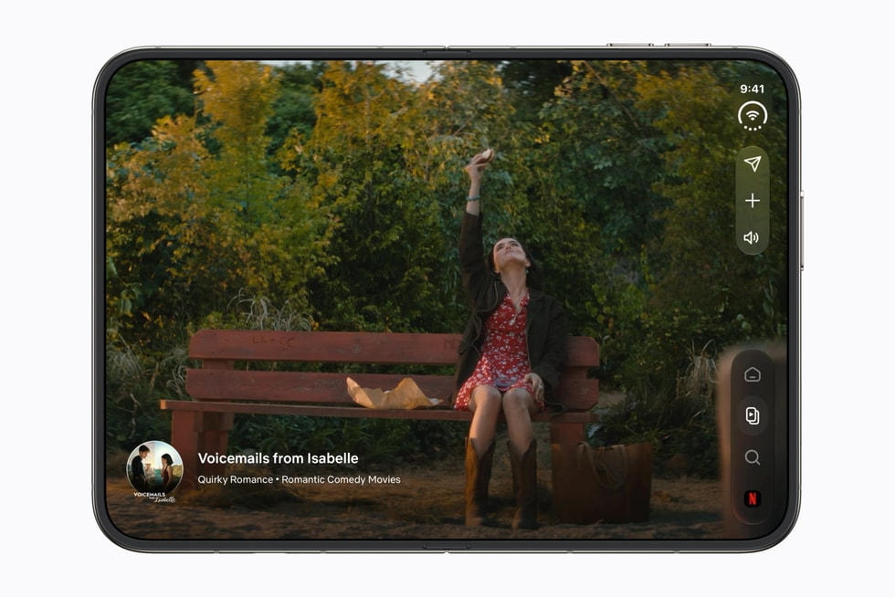 아이폰 Duo의 펼친 화면에 표시된 Netflix 앱. Apple 제공.