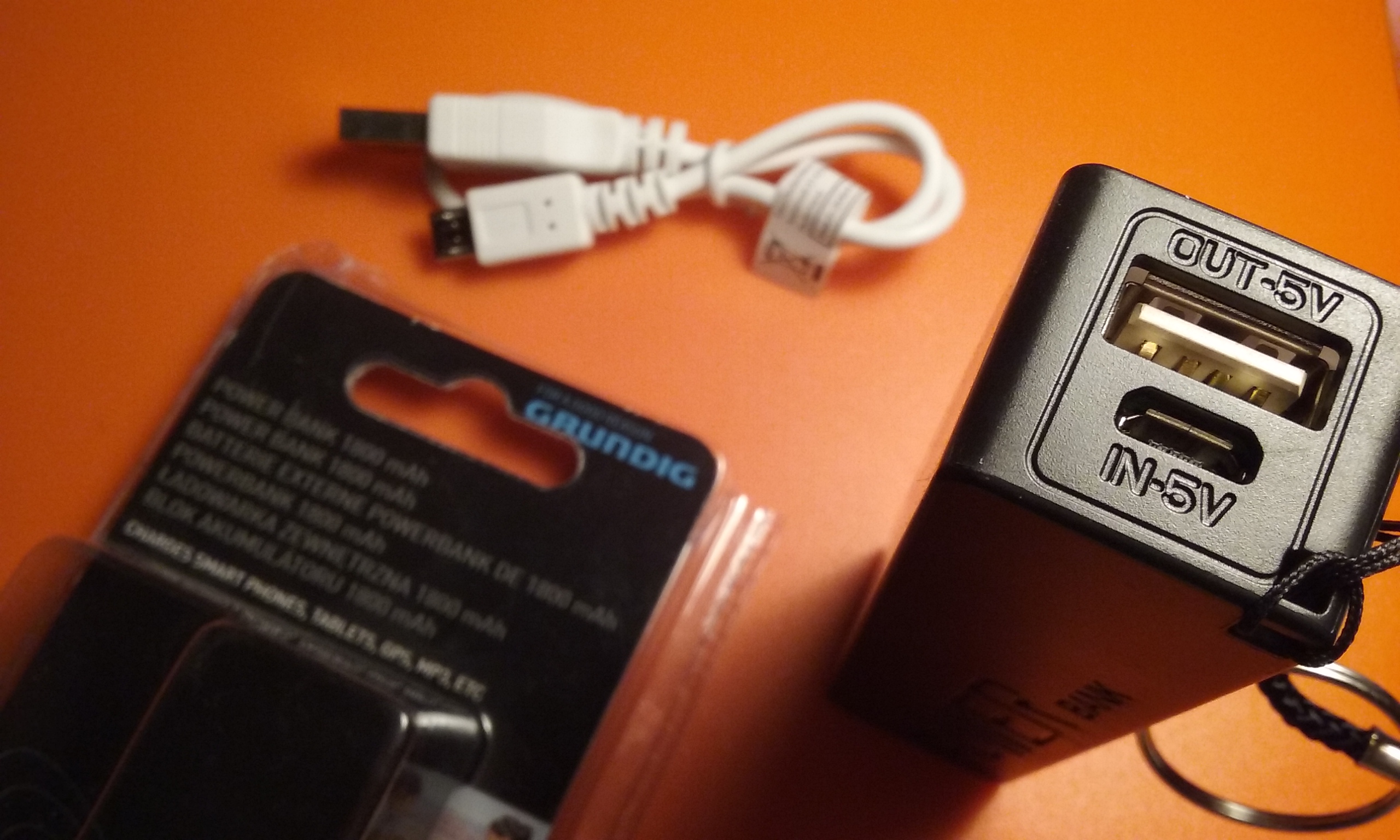 보조배터리의 USB 출력 단자와 충전 입력 단자