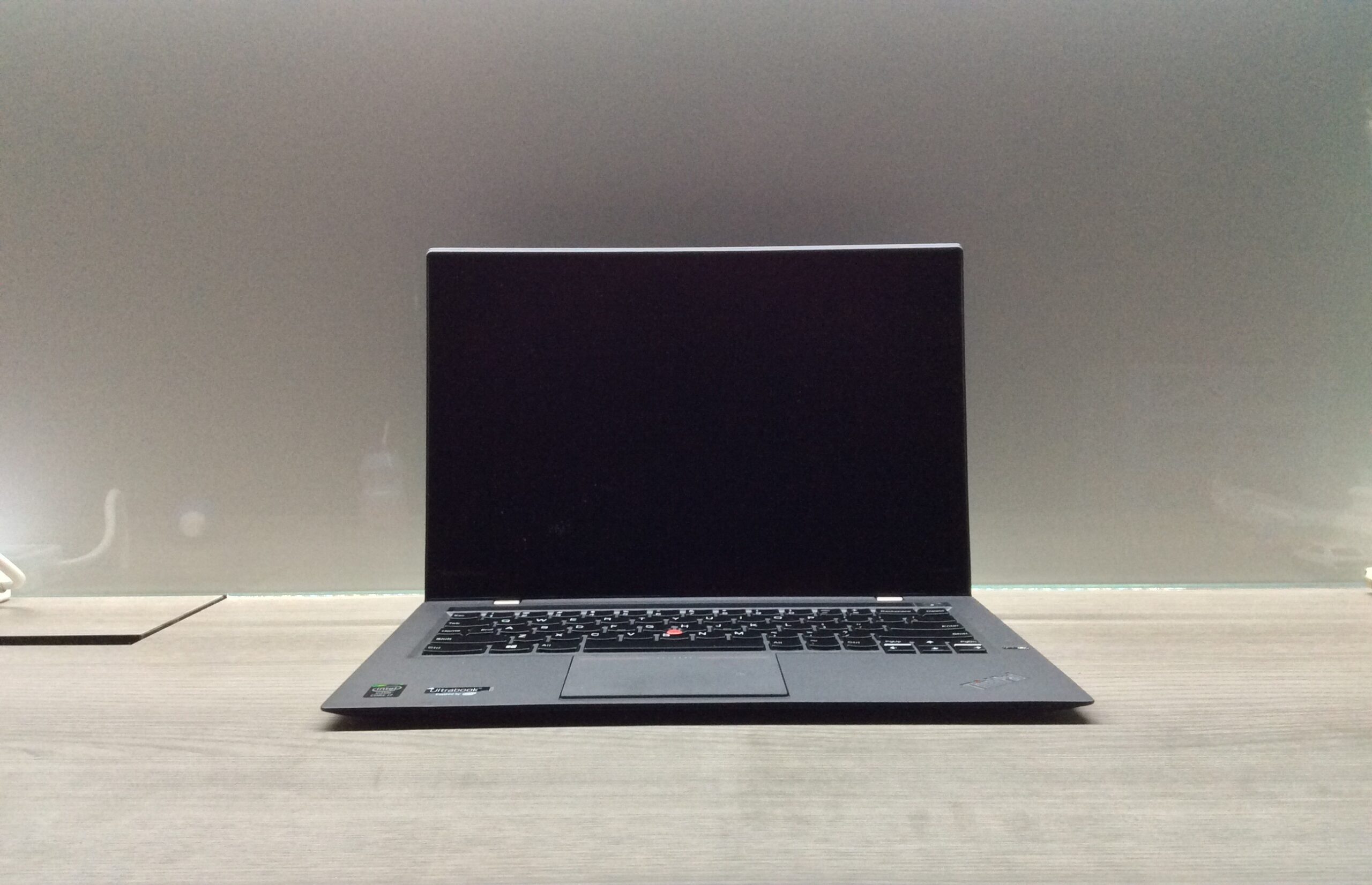 탁자 위에 펼쳐진 Lenovo ThinkPad X1 Carbon 노트북