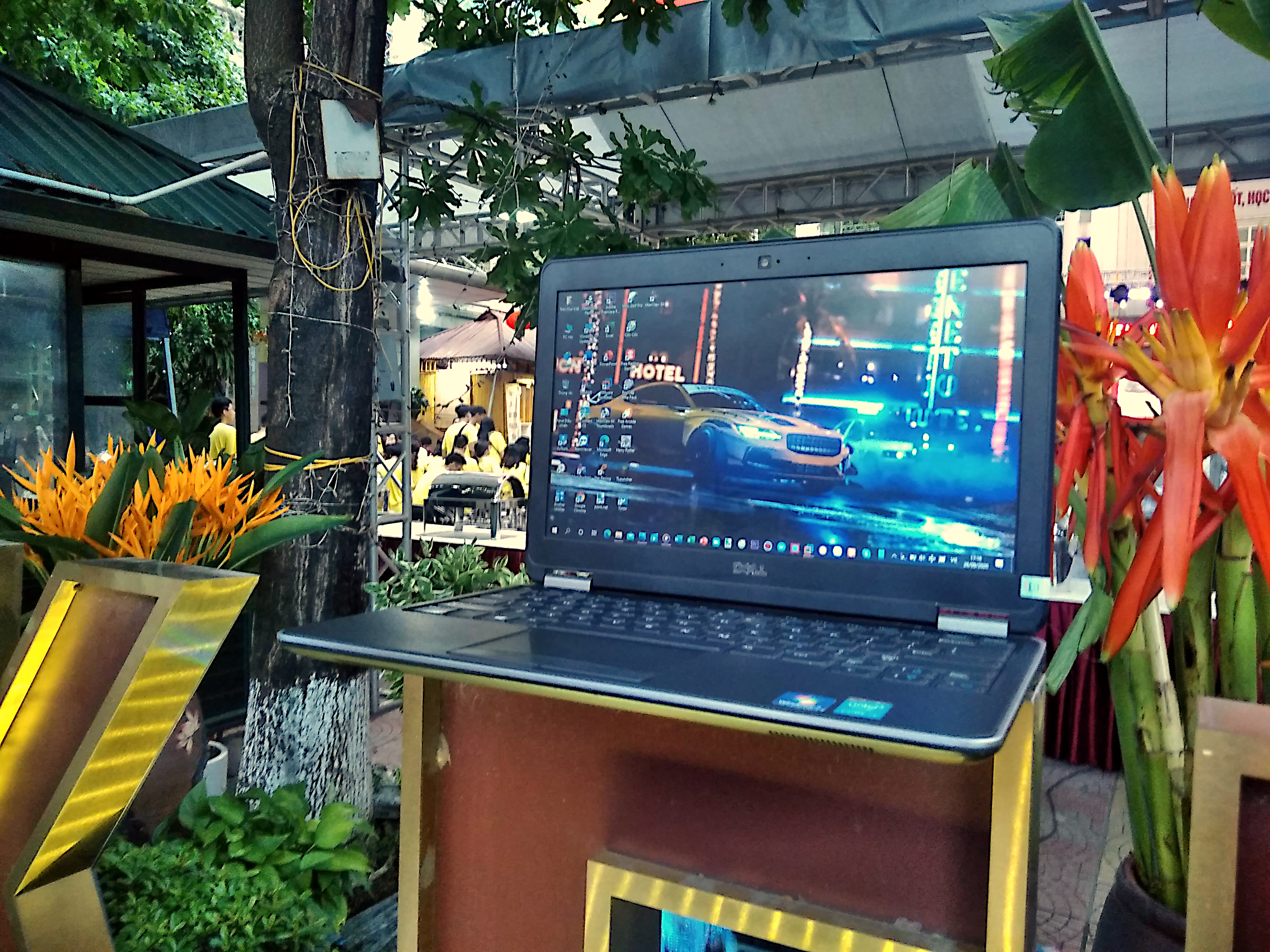 화면을 연 Dell Latitude E7240 노트북 자료사진