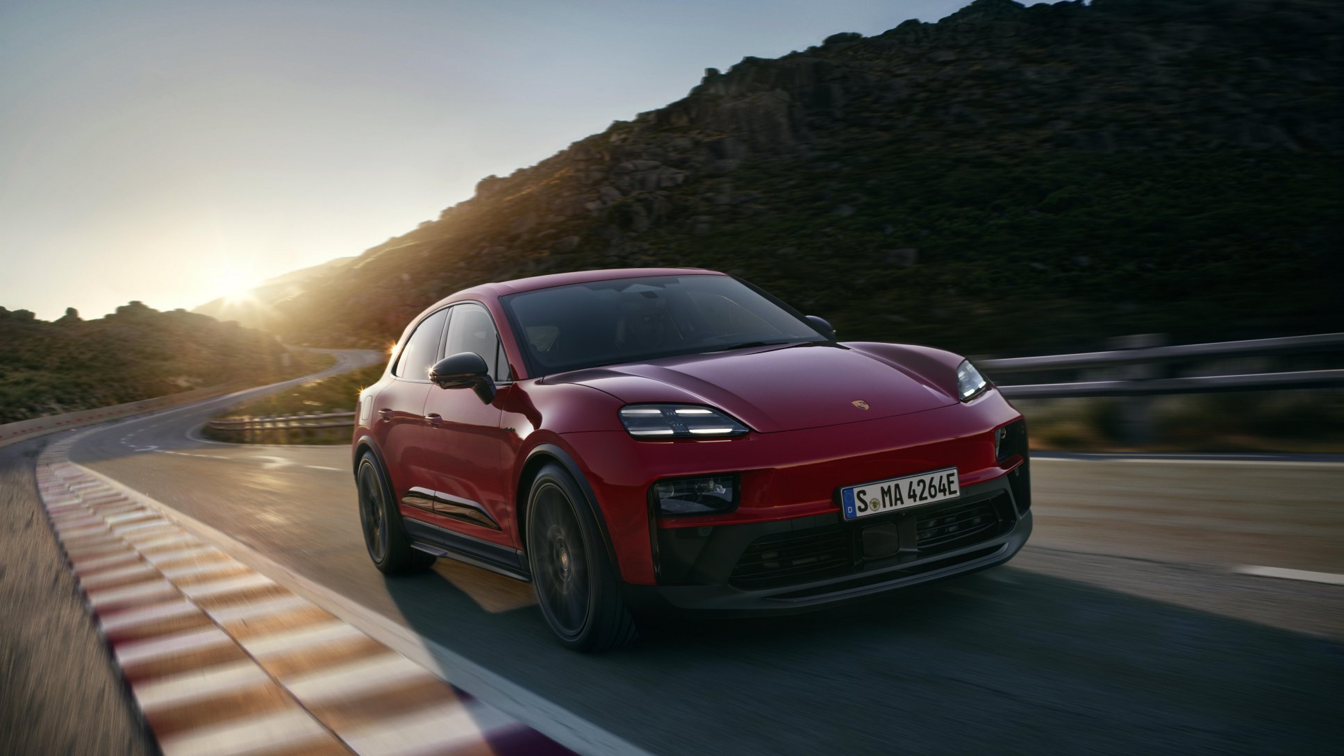 2025년 공식 자료사진의 전기 마칸 GTS 전면 주행 모습. 2028년 내연기관·PHEV SUV가 아니다.