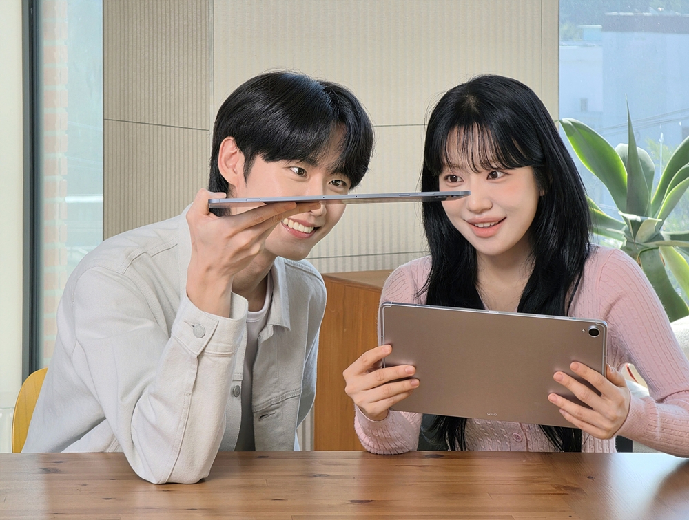 삼성전자 모델이 갤럭시 탭 S12 시리즈의 얇고 가벼운 디자인을 확인하는 모습