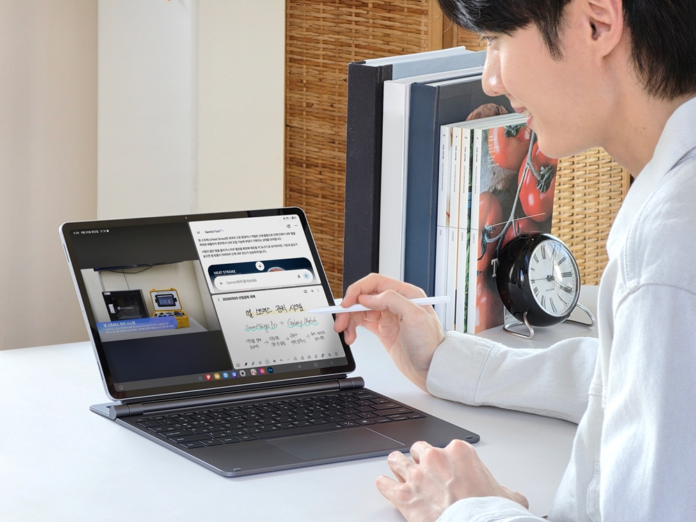삼성전자 모델이 갤럭시 탭 S12 시리즈의 멀티 윈도우와 S펜으로 작업하는 모습