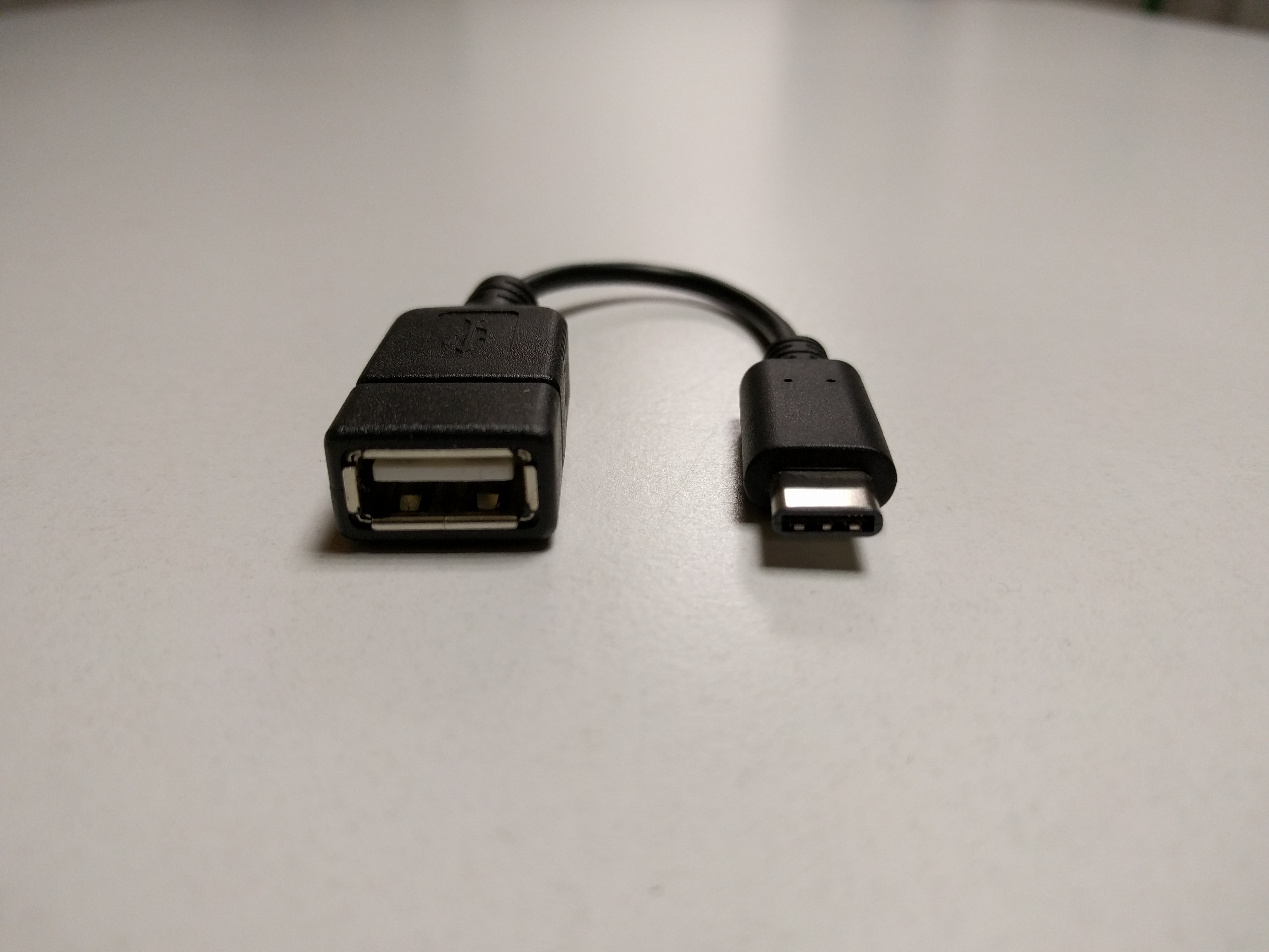 USB-A 단자를 USB-C 기기에 연결하는 어댑터 자료사진. 영상 출력용 어댑터나 성능 시험 사진이 아니다.
