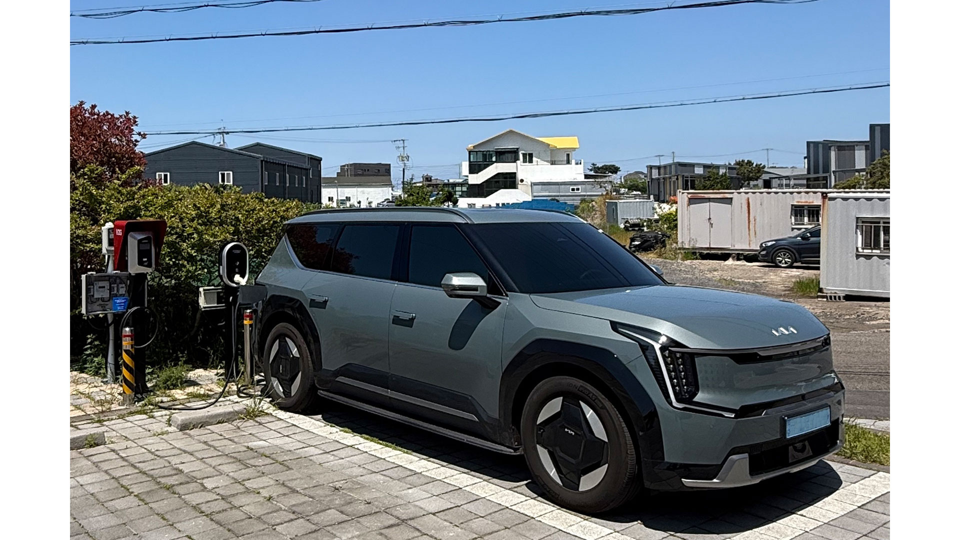 제주 주택 주차장에서 V2G 양방향 충전기에 연결된 기아 EV9 앞쪽 모습