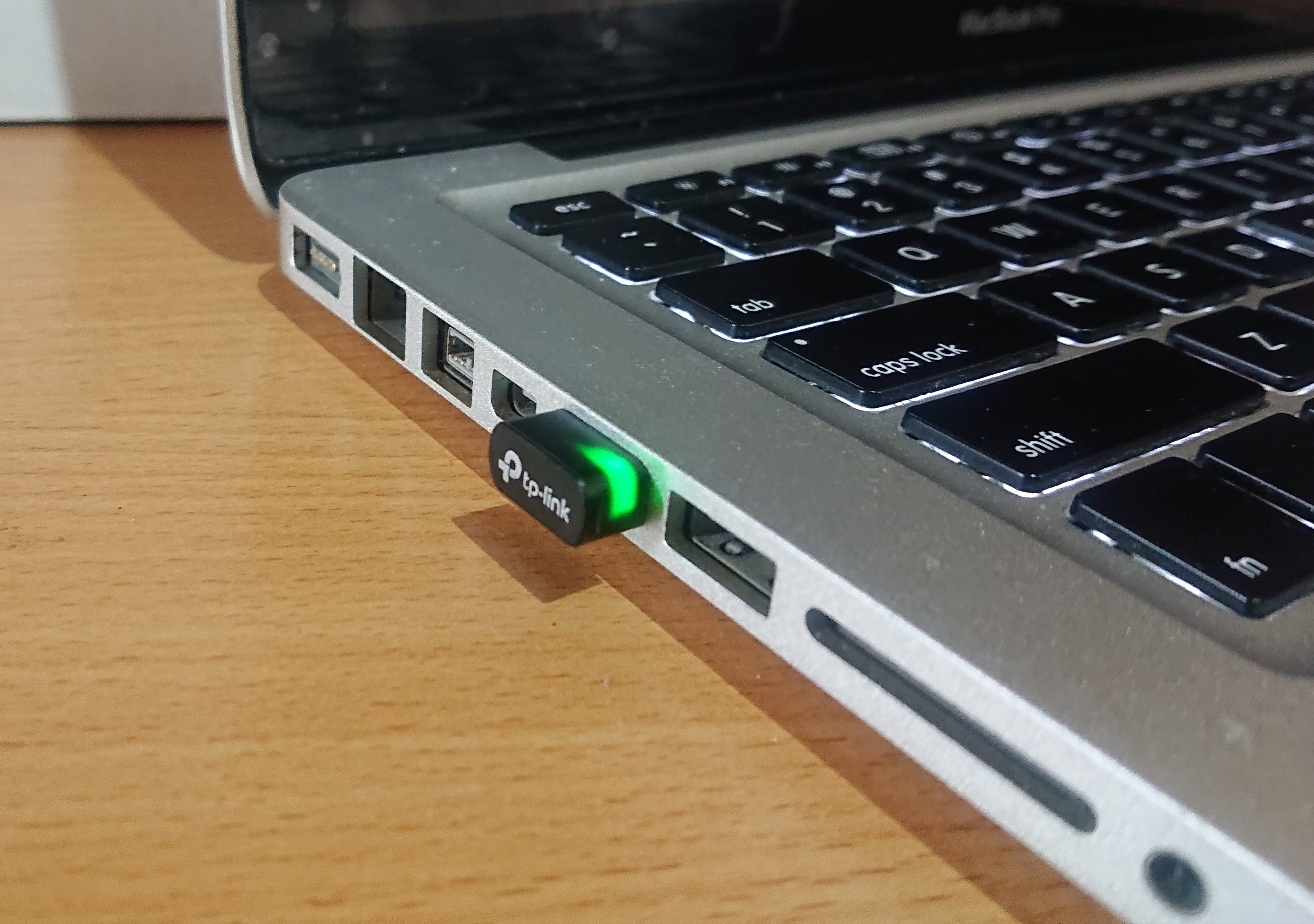 노트북에 연결한 USB 무선 어댑터 자료사진. 사진 속 제품의 Wi-Fi 6·6GHz 지원을 뜻하지 않는다.